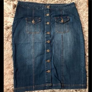 ⭐ASHLEY STEWART BUTTON FRONT DENIM SKIRT⭐️